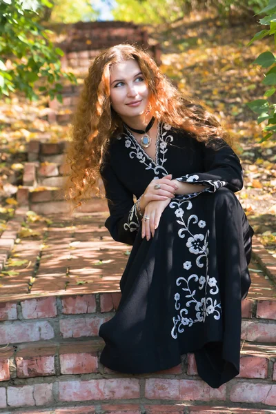 秋の森の美しい生姜髪の女性 — ストック写真