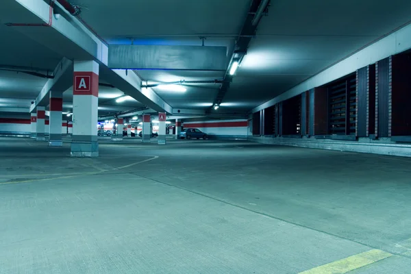 Underjordisk parkering garage interiör — Stockfoto