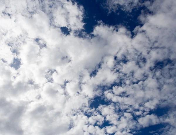 Fluffy white clouds over blue sky — Stock Photo, Image