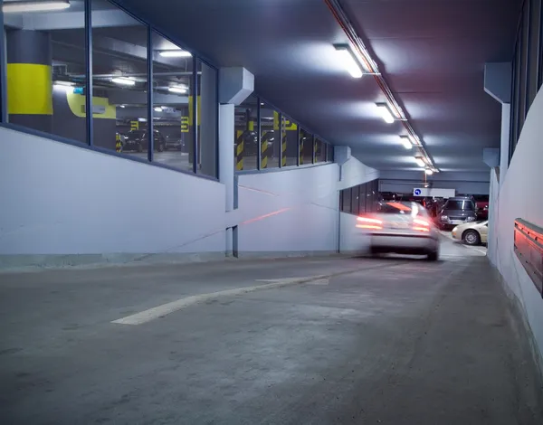 Трафік в гаражі підземного паркування — стокове фото