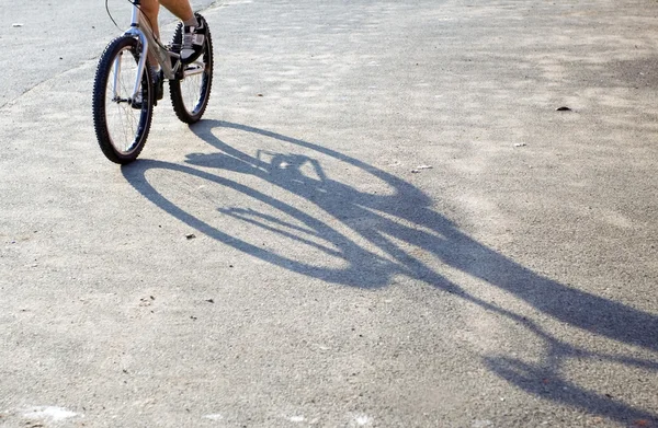 Мальчик на горном велосипеде — стоковое фото