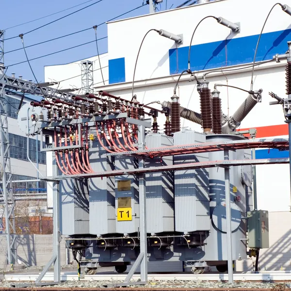 Elektriciteitscentrale en transformator — Stockfoto