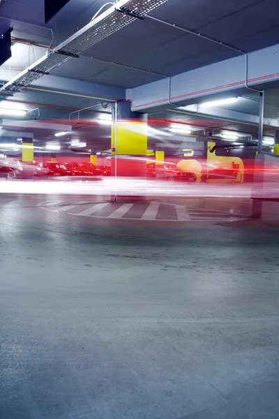 Estacionamento subterrâneo com carro — Fotografia de Stock