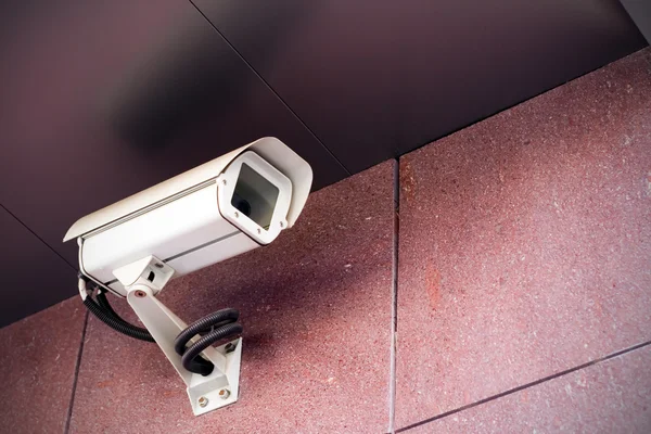 Câmera de segurança no prédio de escritórios — Fotografia de Stock