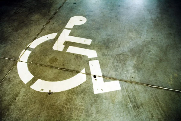 Señal para discapacitados en el aparcamiento grunge garaje —  Fotos de Stock