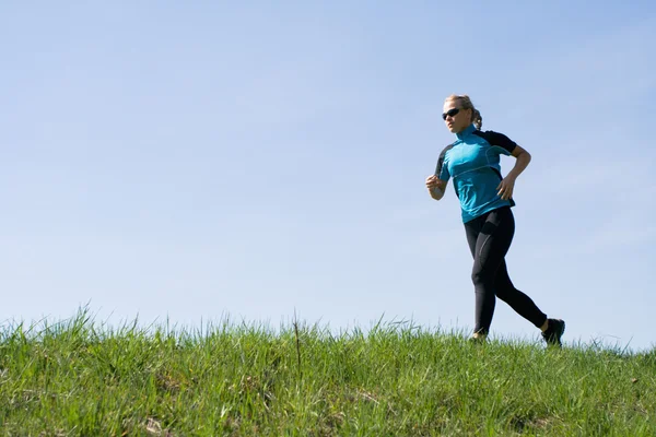 Mulheres correndo ao ar livre — Fotografia de Stock