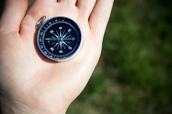 Man kontrollera kompass för rätt riktning — Stockfoto