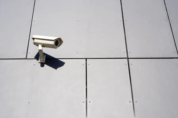 Moderna byggnad och säkerhet kamera — Stockfoto