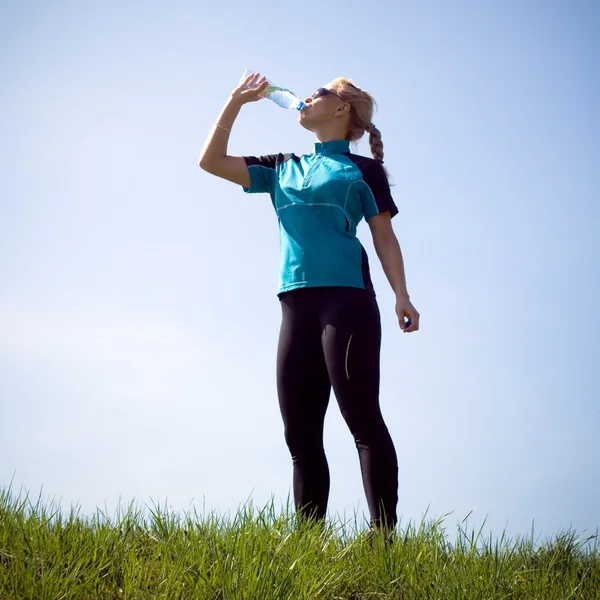 Agua potable después de correr al aire libre — Foto de Stock