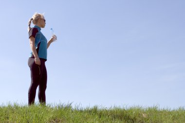 su içme kadın silüeti