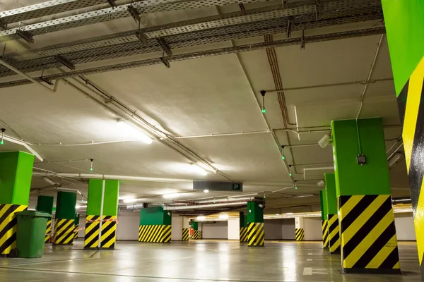 Estacionamento subterrâneo com carro — Fotografia de Stock