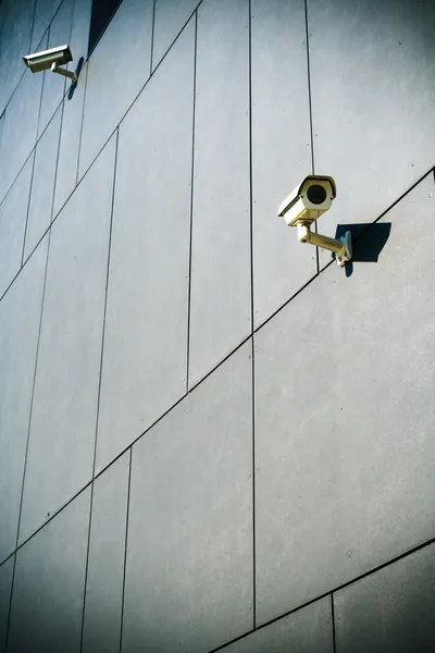 Câmeras de segurança no prédio de negócios — Fotografia de Stock