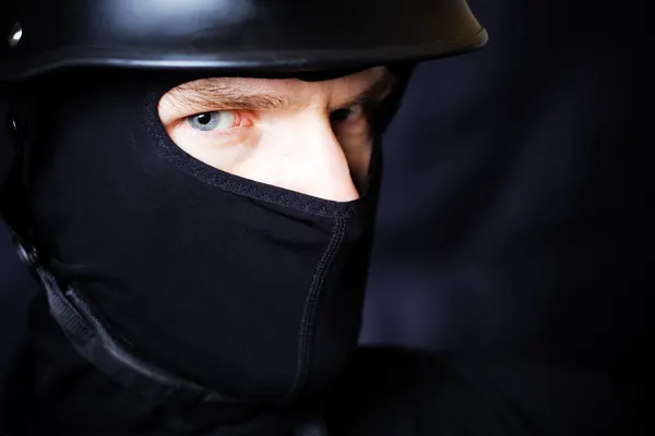 Человек в шлеме и маске как идея безопасности — стоковое фото