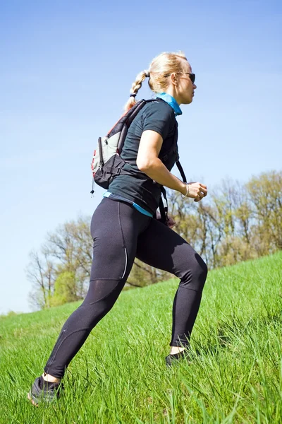 Женщина тренирует силу ходьбы — стоковое фото