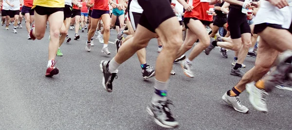 Марафонські бігуни на бігу в місті Ліцензійні Стокові Фото