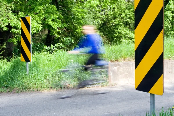 Ciclista desfocado na estrada rural — Fotografia de Stock