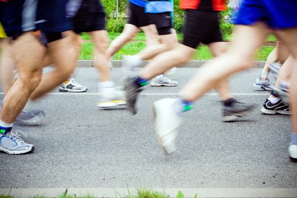 Correre in maratona per le strade della città — Foto Stock