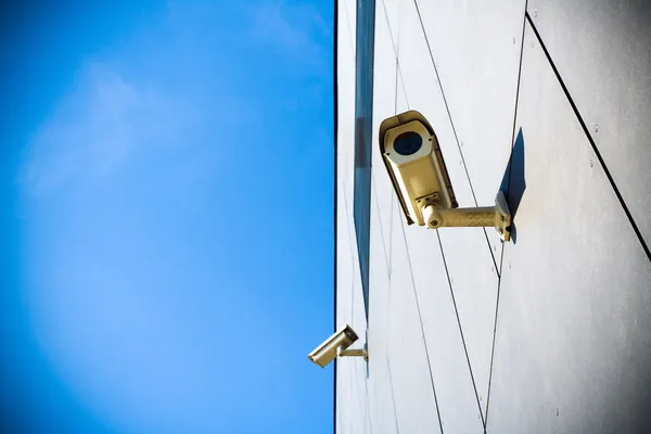 青い空の上のセキュリティカメラ — ストック写真