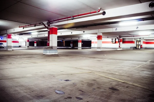 Parkeergarage, grunge ondergrondse interieur — Stockfoto