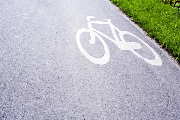 Piste cyclable en ville avec panneau — Photo