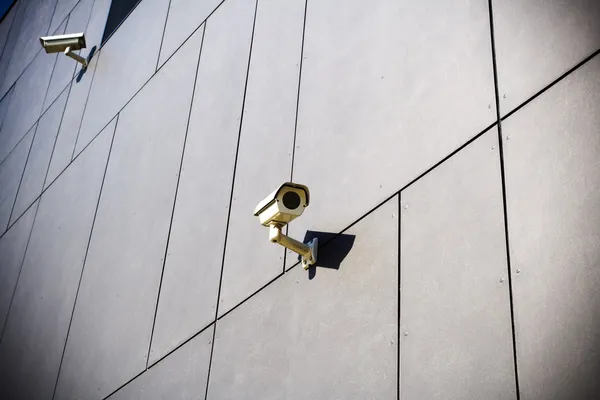 Камеры наблюдения на тёмном здании — стоковое фото