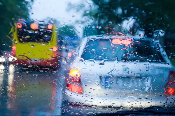 Trafik sıkışıklığı sırasında fırtınalı gün — Stok fotoğraf