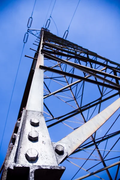 푸른 폭풍우 치는 하늘 위에 전기 철 탑의 실루엣 — 스톡 사진