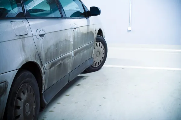 Dirty car in garage — Stock Photo, Image