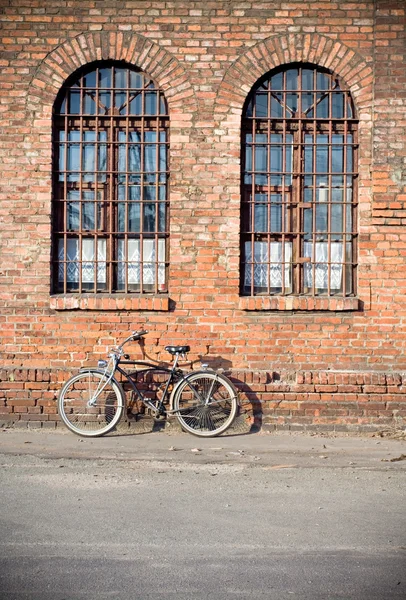 Городской велосипед под стеной — стоковое фото