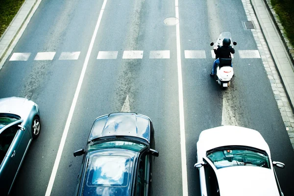 Κυκλοφοριακή συμφόρηση και τα αυτοκίνητα στο δρόμο της πόλης — Φωτογραφία Αρχείου
