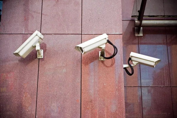 Câmeras de segurança no prédio de escritórios — Fotografia de Stock