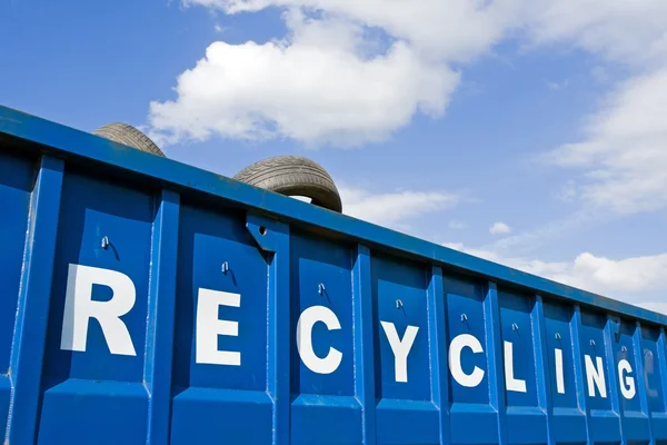 Pojemnika recyklingu nad niebieski niebo — Zdjęcie stockowe