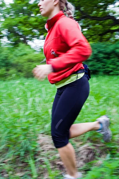 Женщина бежит по стране — стоковое фото
