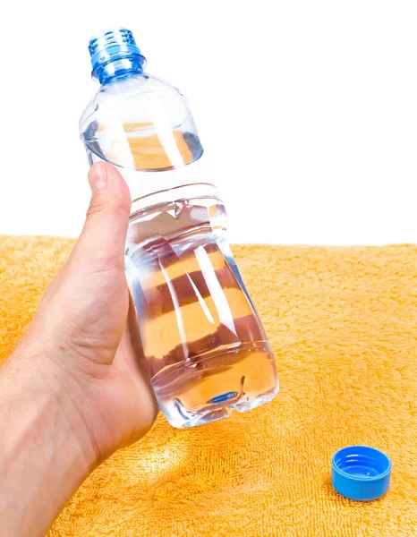 Человек держит воду в бутылке — стоковое фото