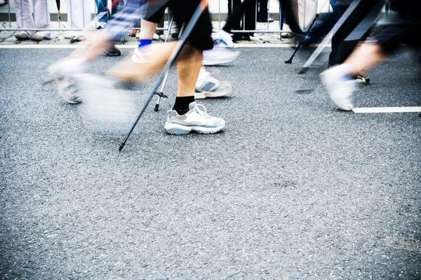 Corsa di nordic walking, movimento sfocato — Foto Stock
