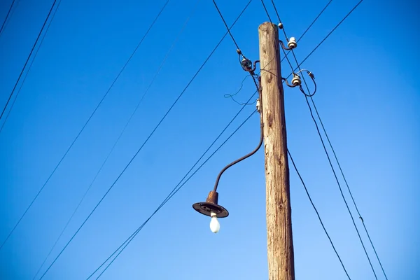 Elektrische retro pyloon over blauwe hemel — Stockfoto