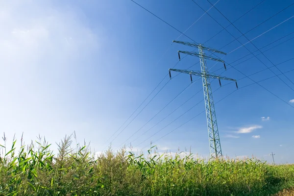 Elektrische pyloon over blauwe hemel — Stockfoto