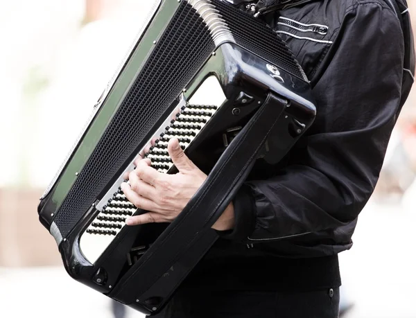 Уличный музыкант играет на аккордеоне — стоковое фото