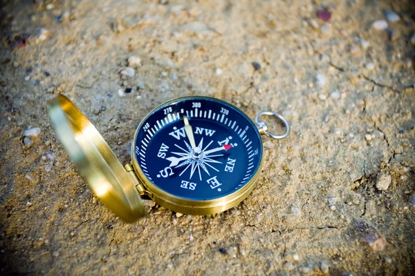 Kompas na piasku — Zdjęcie stockowe