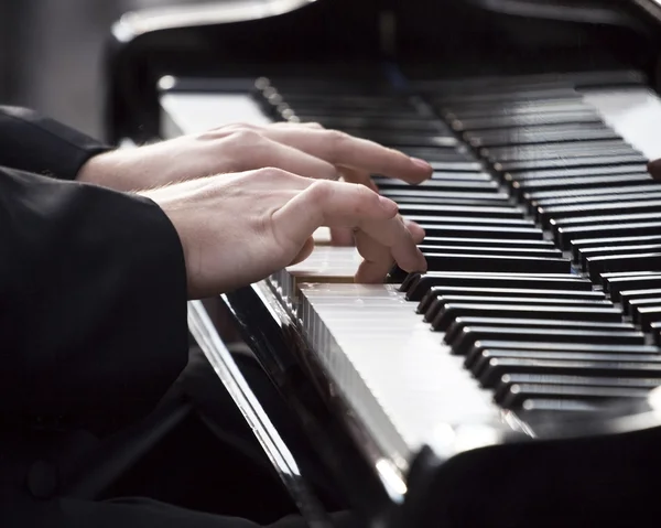 Игра на фортепиано на открытом воздухе — стоковое фото