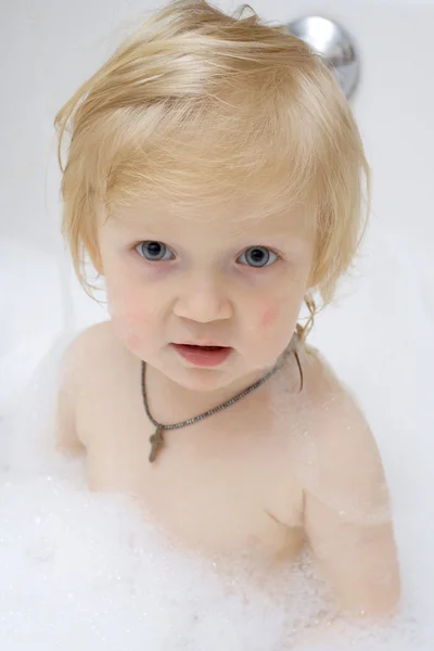 Pequeno retrato de bebê um banho — Fotografia de Stock