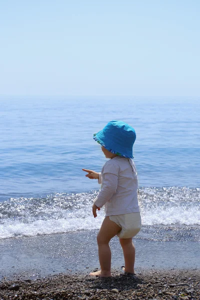 Klein meisje op een strand — Stockfoto