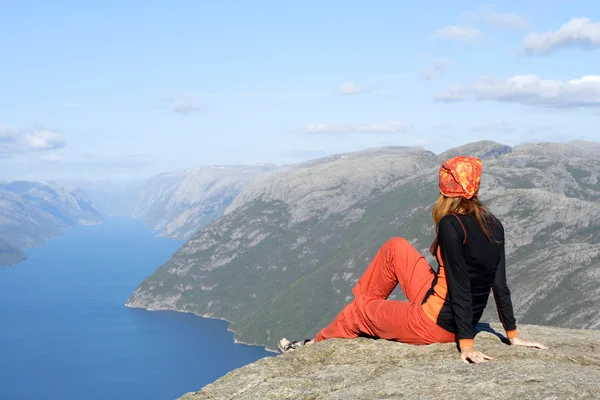 Mädchen mit Blick auf die Berge — Stockfoto