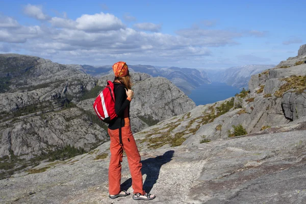 Flicka tittar på bergen — Stockfoto