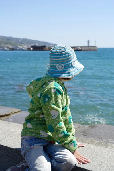 Girl looking at the sea — Stock Photo, Image