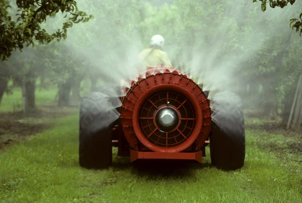 Sprayer in an apple orchard — Stock Photo, Image
