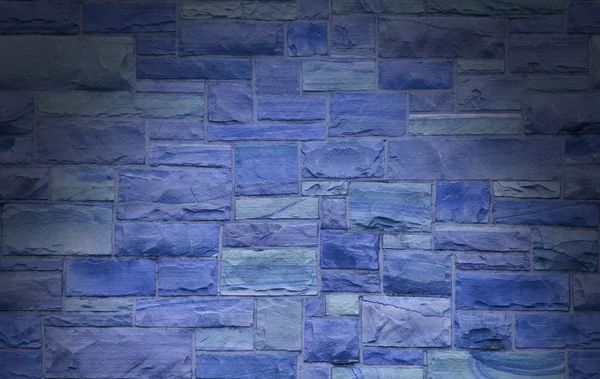 Blauwe metselwerk muur verlicht dramatisch — Stockfoto
