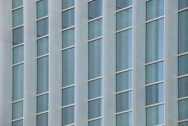 Внешние окна современного офисного здания — стоковое фото