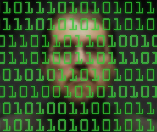 Homem de monitoramento código binário verde — Fotografia de Stock