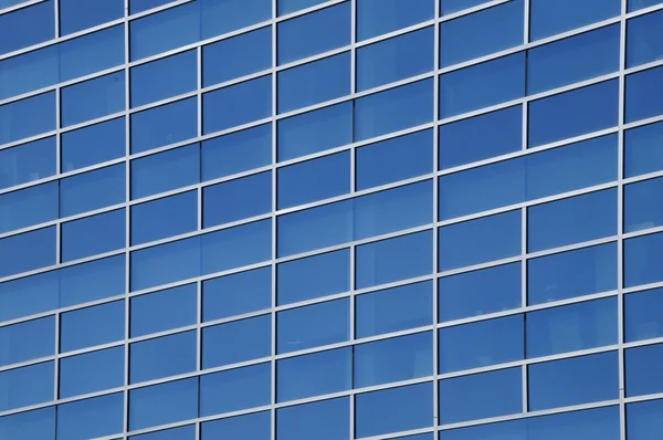 Ventanas exteriores de un moderno edificio de oficinas comerciales — Foto de Stock